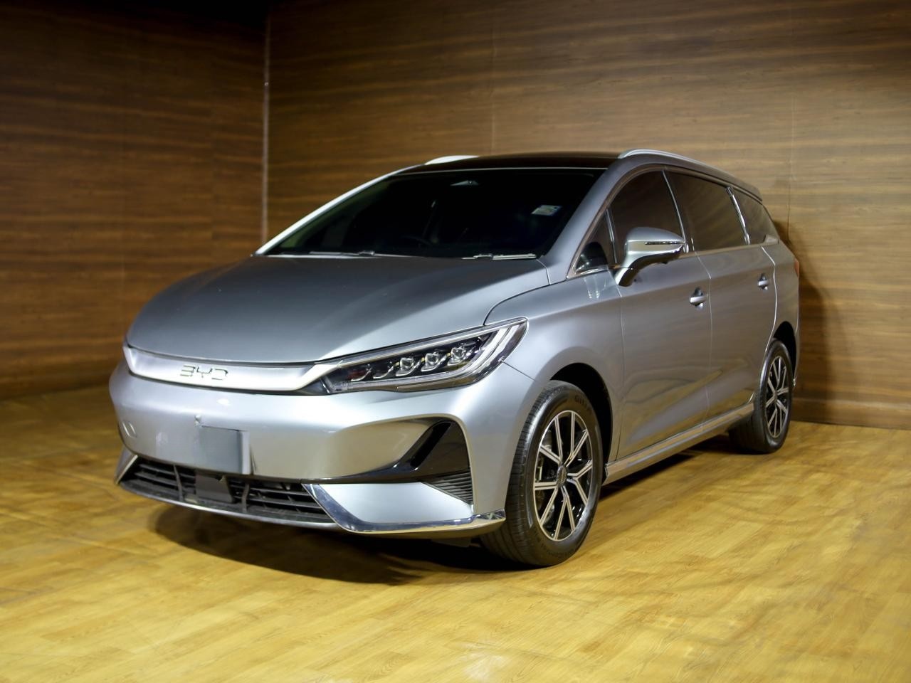 BYD M6