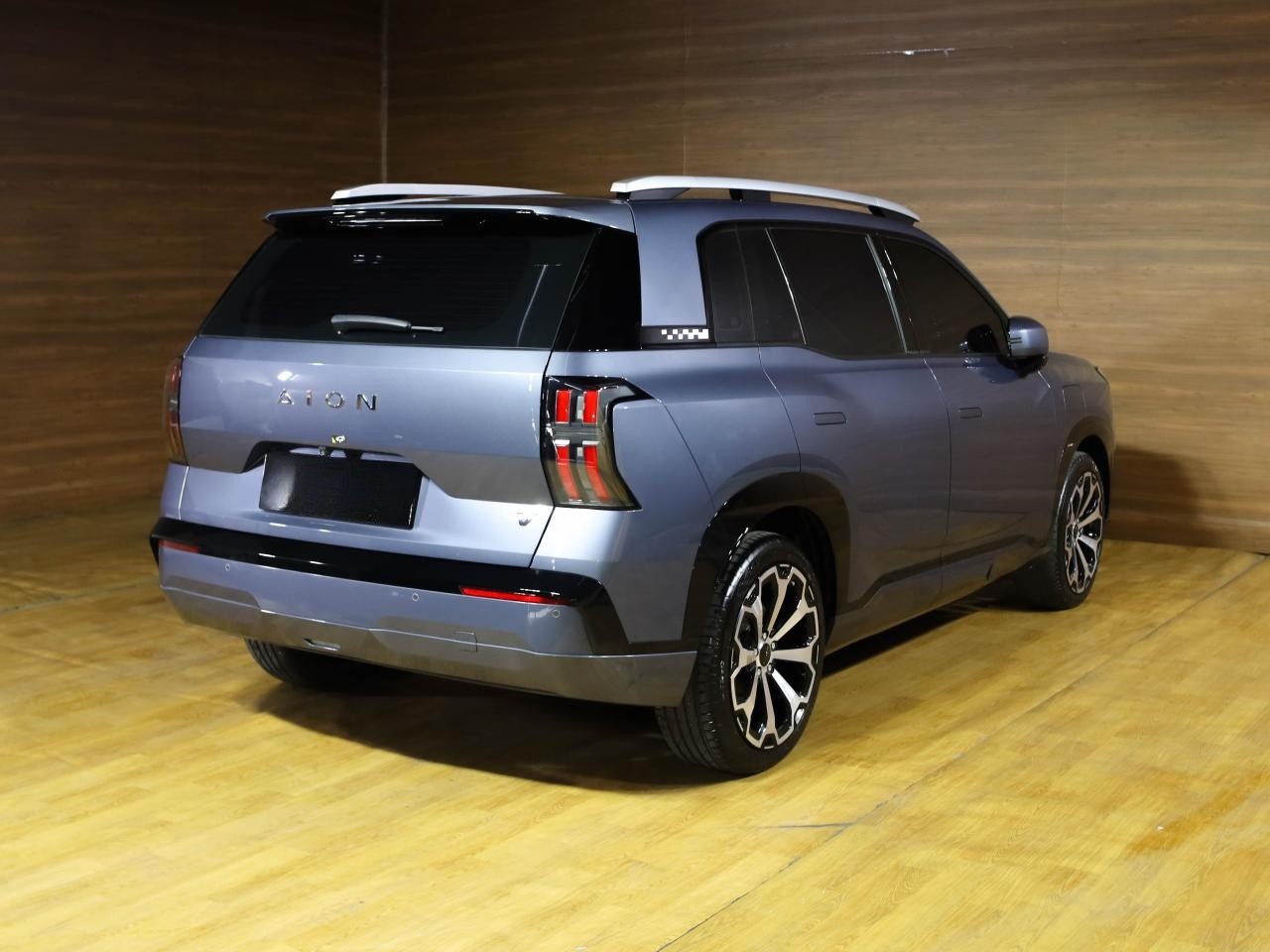 AION V 602 LUXURY, closer view