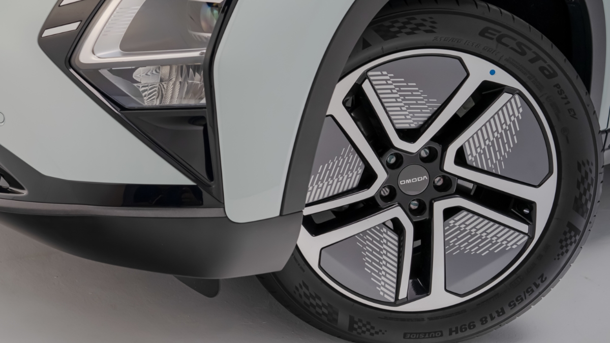 Chery OMODA E5 front lighting and alloy wheel detail