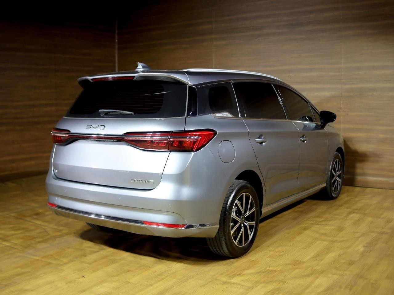 BYD M6 EV EXTENDED, closer view